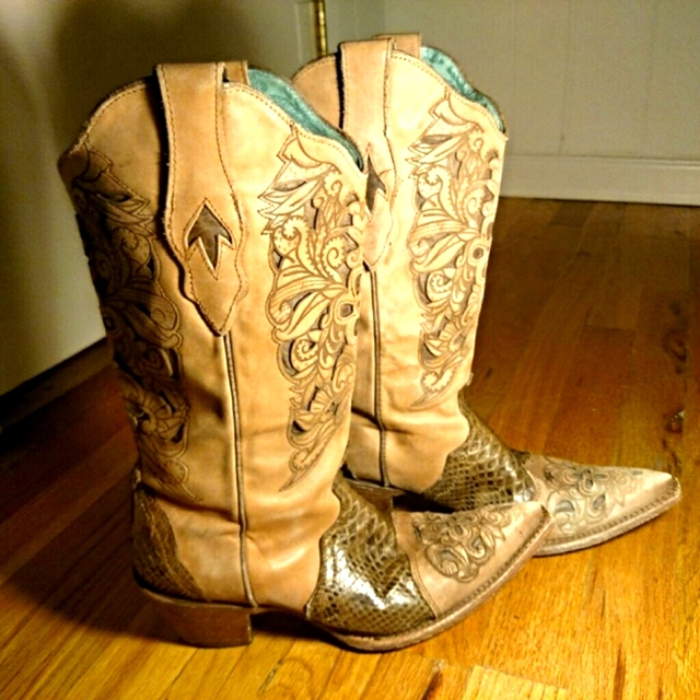 Beautiful laser-etched brown leather cowboy boots